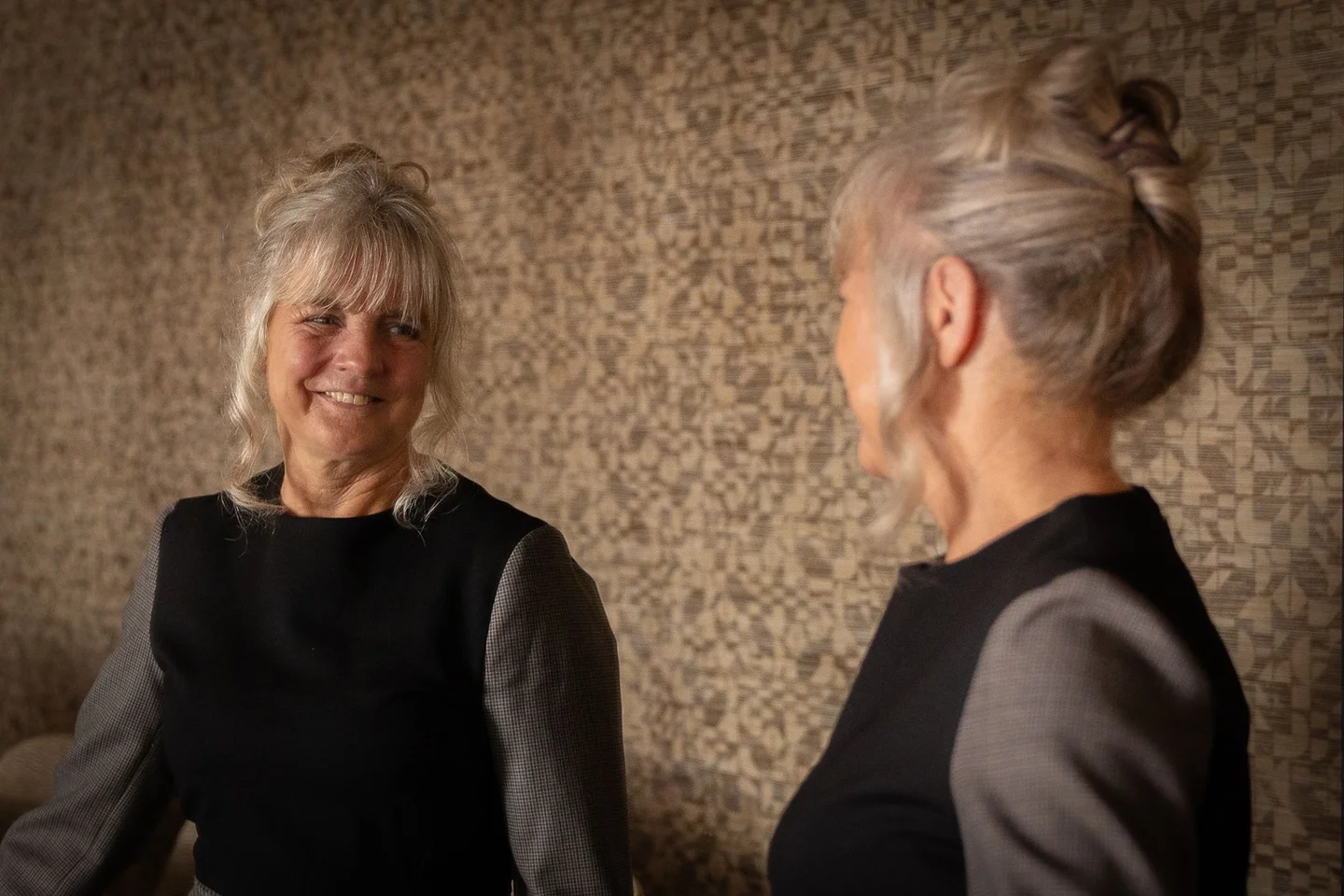 Tineke Hovius kijkt naar haar spiegelbeeld.